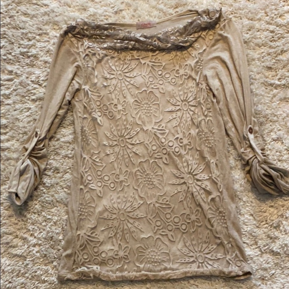 longsleeve shirt with lace in the front